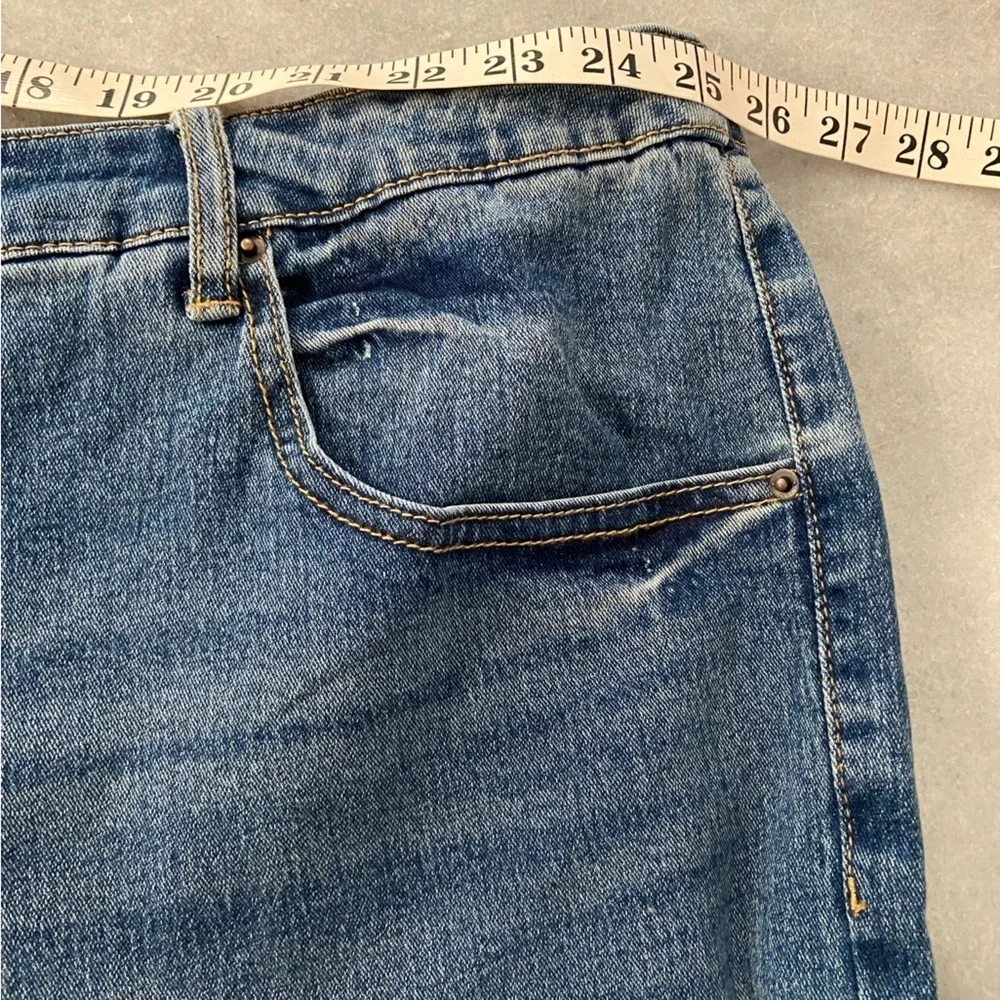 NWT Terra & Sky Size 4X Elastic Back Zip Up Split Hem Med Wash Denim Jean Shorts
